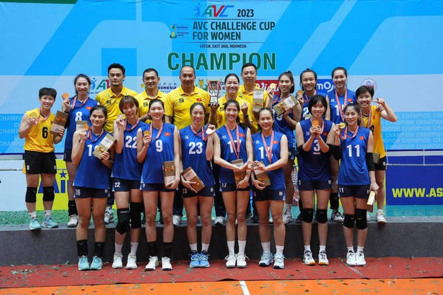 Thắng kịch tính Indonesia, ĐT bóng chuyền nữ Việt Nam vô địch AVC Challenge Cup 2023 - Ảnh 3.