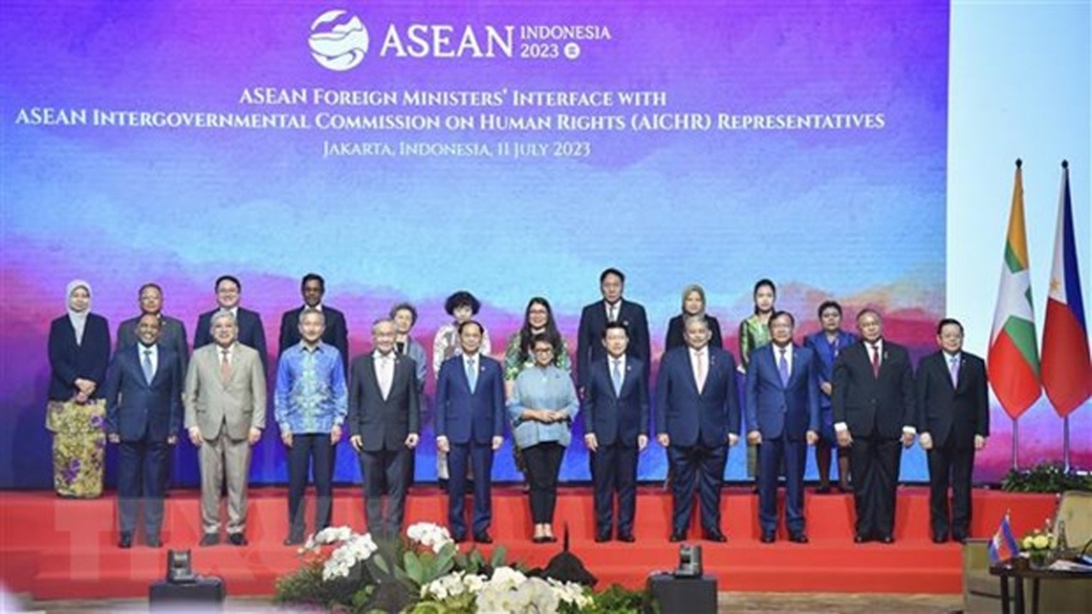 Các Bộ trưởng Ngoại giao các nước ASEAN chụp ảnh lưu niệm cùng đại diện Ủy ban AICHR các nước thành viên. 