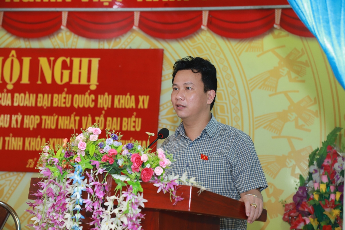 Bí thư Tỉnh ủy Đặng Quốc Khánh tiếp xúc cử tri huyện Quản Bạ