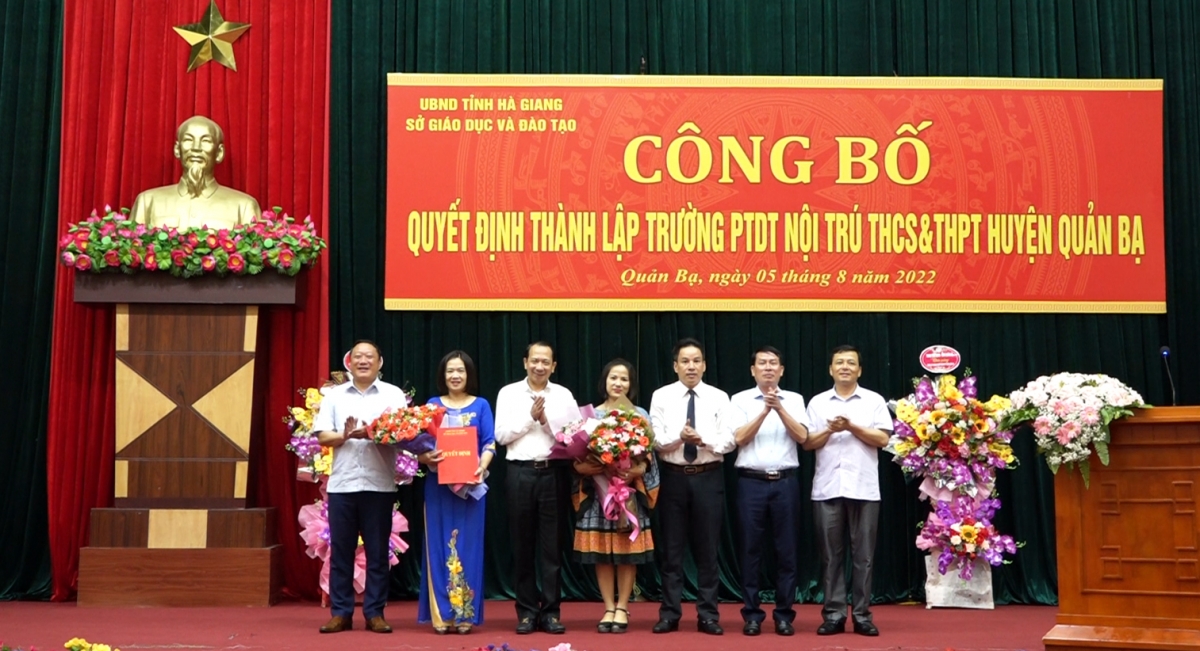 Công bố Quyết định thành lập Trường Phổ thông Dân tộc Nội trú – THCS và THPT huyện Quản Bạ