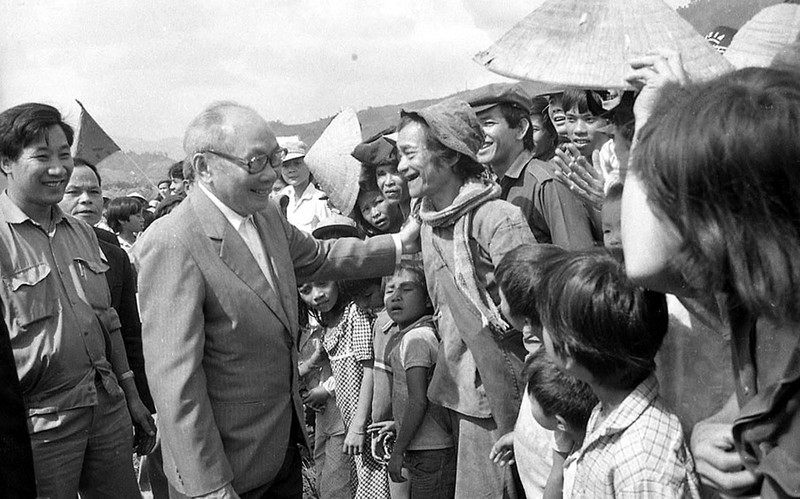 Chủ tịch Hội đồng Nhà nước Võ Chí Công với nhân dân huyện Phước Sơn trong chuyến thăm, làm việc tại tỉnh Quảng Nam-Đà Nẵng ngày 30/10/1989.