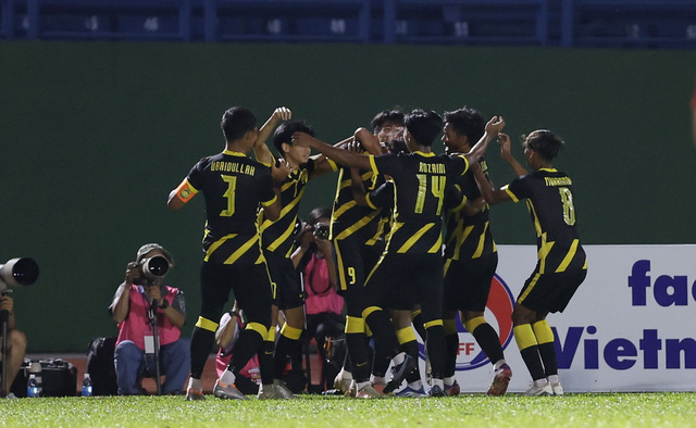 Ngược dòng thắng Malaysia 2-1, U19 Việt Nam sớm giành quyền chơi trận chung kết - Ảnh 1.