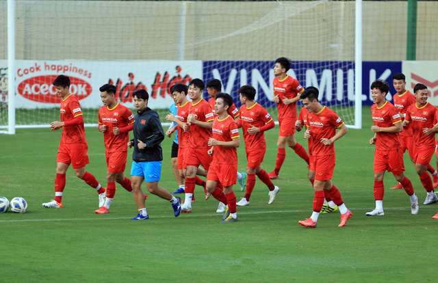 ĐT Việt Nam hứng khởi tập luyện trong ngày HLV trưởng Park Hang-seo trở lại