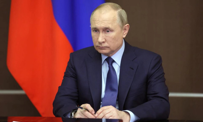 Putin thử vaccine Covid-19 dạng xịt