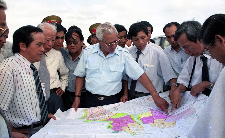 Thủ tướng Chính phủ Võ Văn Kiệt xem xét quy hoạch tổng thể nơi xây dựng thành phố Vạn Tường (tỉnh Quảng Ngãi), phục vụ cho khu công nghiệp lọc dầu và cụm cảng Dung Quất, tháng 7-1995_