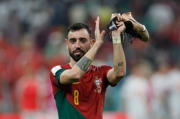 Khi C.Ronaldo kh&ocirc;ng xuất hiện, Bruno Fernandes l&agrave; thủ lĩnh của Bồ Đ&agrave;o Nha. Mọi đường b&oacute;ng của "Seleccao ch&acirc;u &Acirc;u" đều qua ch&acirc;n cầu thủ n&agrave;y. Kh&ocirc;ng chỉ c&oacute; vậy, Bruno c&ograve;n đ&oacute;ng g&oacute;p đường kiến tạo cho Pepe lập c&ocirc;ng.