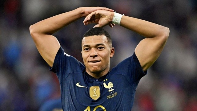 Mbappe đ&atilde; tạo dấu ấn lớn trong chiến thắng của Ph&aacute;p trước Ba Lan khi đ&oacute;ng g&oacute;p c&uacute; đ&uacute;p. Nhờ đ&oacute;, tiền đạo n&agrave;y đ&atilde; vượt qua "Vua b&oacute;ng đ&aacute;" Pele trở th&agrave;nh cầu thủ ghi nhiều b&agrave;n nhiều nhất ở World Cup khi dưới 24 tuổi.