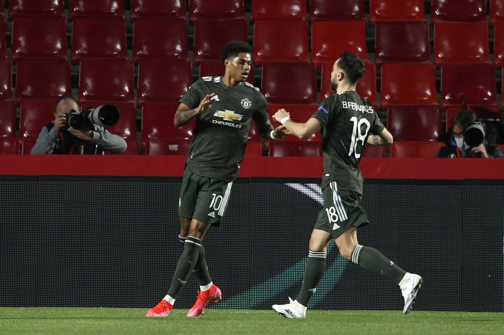 Rashford (trÃ¡i) má»«ng bÃ n má» tá»· sá» vá»i Fernandes.