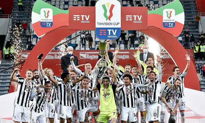 CÃ¡c cáº§u thá»§ Juventus nÃ¢ng Cup trÃªn sÃ¢n Mapei.