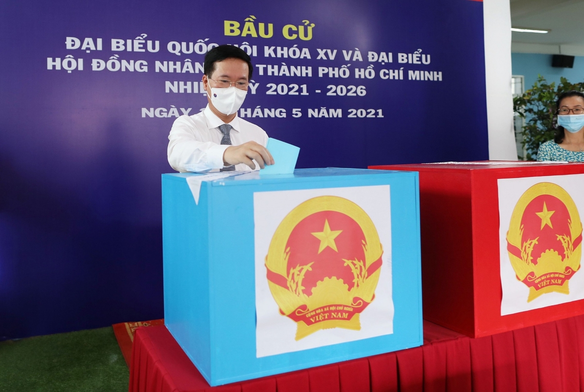 Thường trực Ban Bí thư Võ Văn Thưởng là một trong những cử tri đầu tiên bỏ phiếu tại điểm bầu cử số 71, Trường mầm non Sơn Ca, Q.Phú Nhuận, TP.HCM. 