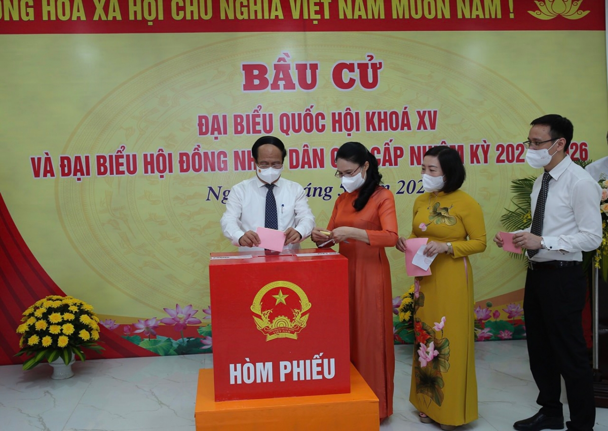 Phó Thủ tướng Chính phủ Lê Văn Thành bỏ phiếu tại tổ bầu cử số 1, phường Đồng Quốc Bình, quận Ngô Quyền, TP. Hải Phòng .