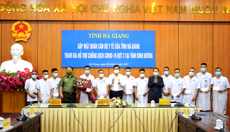Chủ tịch UBND tỉnh Nguyễn Văn Sơn và Phó Chủ tịch UBND tỉnh Trần Đức Quý tặng hoa động viên đoàn công tác.