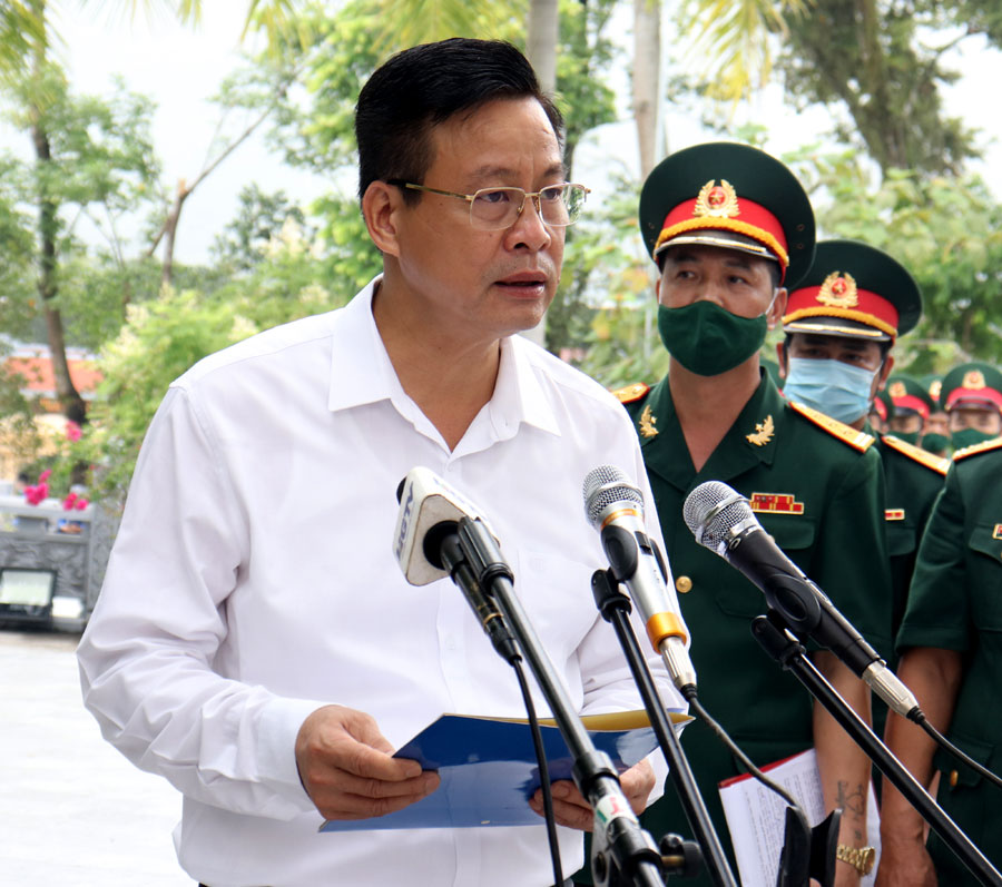 Chủ tịch UBND tỉnh Nguyễn Văn Sơn đọc Điếu văn trong Lễ truy điệu các Anh hùng liệt sĩ