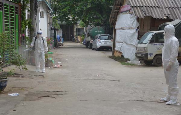 Cán bộ y tế tiến hành phun thuốc khử khuẩn Ngõ 58C, đường Trần Phú, tổ 14, phường Minh Khai. ẢNh: Văn Nghị