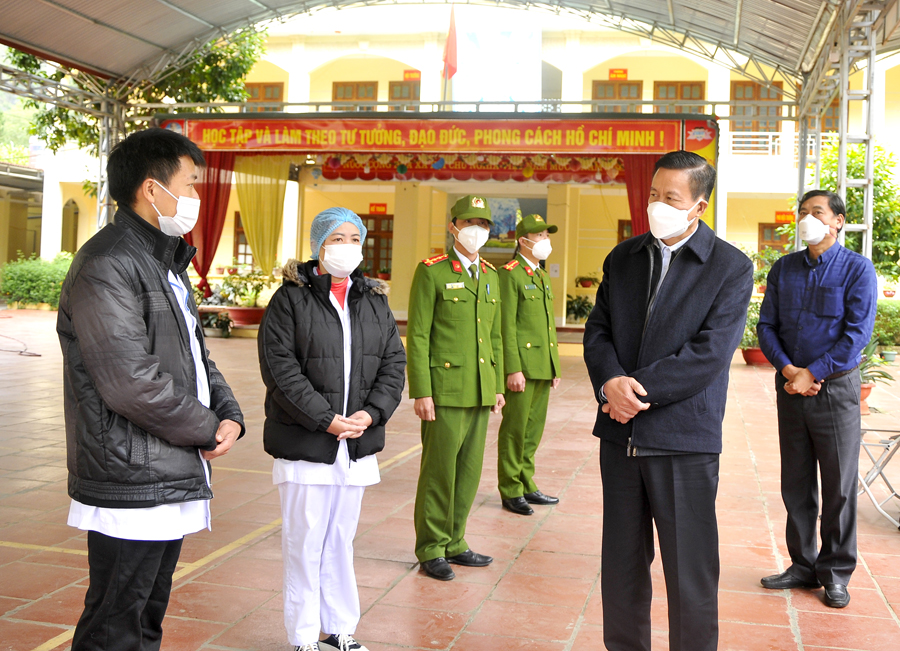 Chủ tịch UBND tỉnh Nguyễn Văn Sơn kiểm tra công tác phòng, chống dịch Covid-19 trên địa bàn xã Pả Vi.