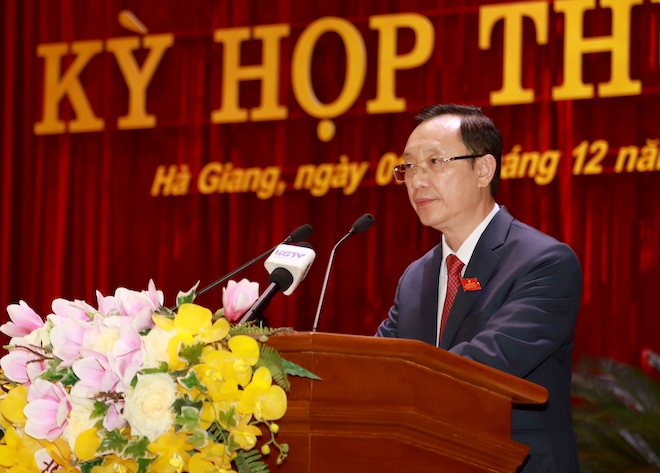Chủ tịch HĐND tỉnh Thào Hồng Sơn phát biểu khai mạc kỳ họp.