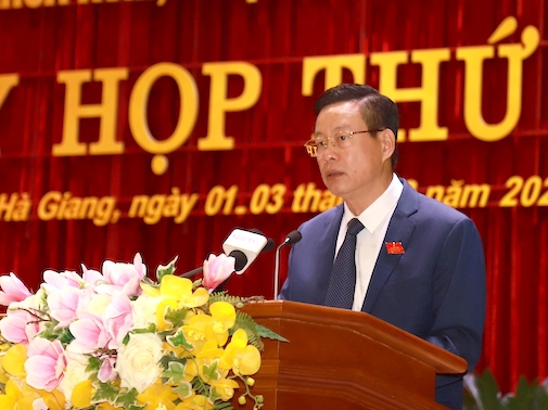 Chủ tịch UBND tỉnh Nguyễn Văn Sơn trình bày báo cáo kết quả thực hiện nhiệm vụ phát triển KT – XH, QP – AN năm 2021; nhiệm vụ trọng tâm năm 2022.