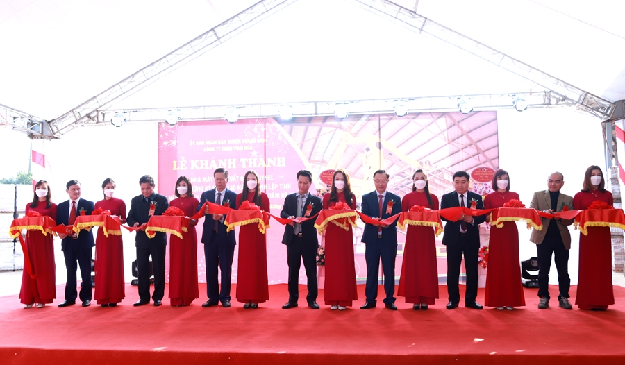 Bí thư Tỉnh ủy Đặng Quốc Khánh cùng các đồng chí lãnh đạo tỉnh và huyện Quang Bình, đại diện Nhà máy gạch Tuynel Tân Bắc cắt băng khánh thành nhà máy