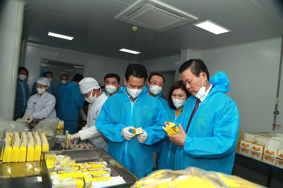 Các đồng chí lãnh đạo tỉnh tham quan Nhà máy dược phẩm Bông Sen Vàng