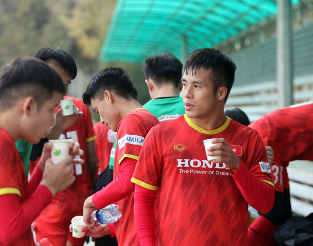 ĐT U23 Việt Nam tập buổi đầu tiên tại Bishkek, sớm bắt nhịp với chuyển động mới - Ảnh 1.