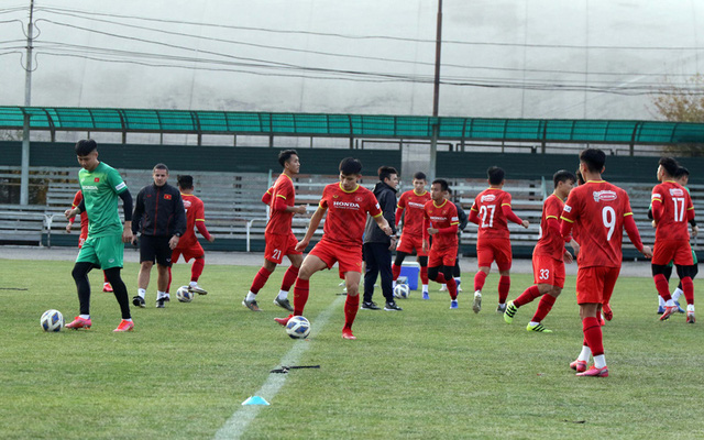 ĐT U23 Việt Nam tập buổi đầu tiên tại Bishkek, sớm bắt nhịp với chuyển động mới - Ảnh 3.