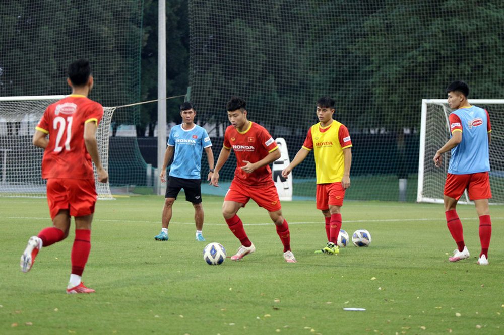 ĐT U23 Việt Nam rèn lối chơi chuẩn bị cho cuộc “tổng duyệt” trước U23 Kyrgyzstan - Ảnh 4.