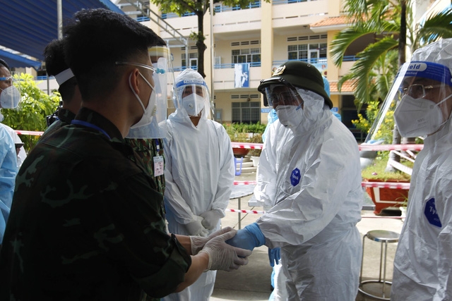 Thủ tướng kiểm tra công tác phòng chống dịch ở TP Hồ Chí Minh: Tranh thủ thời gian vàng để kiểm soát dịch bệnh nhanh nhất có thể - Ảnh 3.