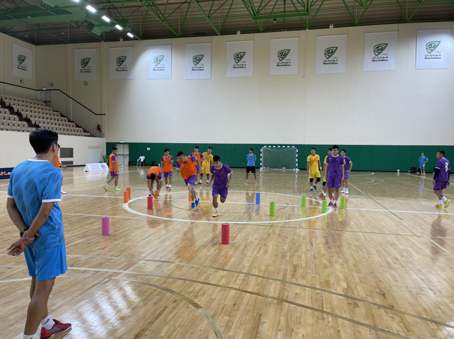 ĐT Futsal Việt Nam làm quen sân thi đấu, sẵn sàng cho 2 lượt trận play-off tranh vé dự World Cup - Ảnh 1.