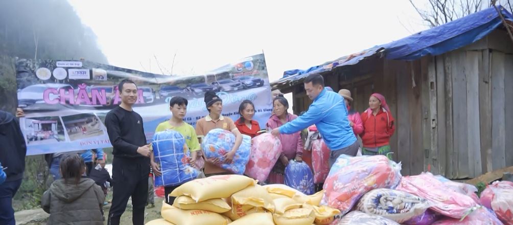 CLB xe bán tải Hà Giang trao tặng quà tại xã Chí Cà và Pà Vầy Sủ, Xín Mần