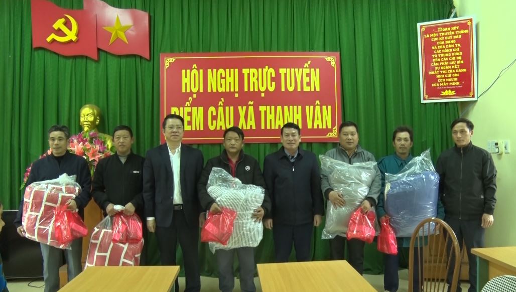 Trưởng Ban Dân vận Tỉnh ủy Trần Mạnh Lợi tặng quà tại xã Thanh Vân, huyện Quản Bạ