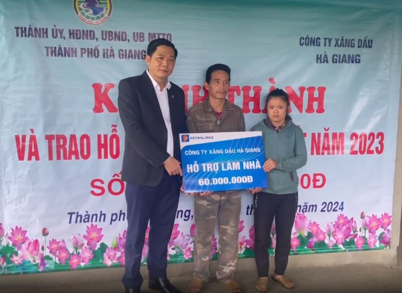 Công ty Xăng dầu Hà Giang trao nhà đại đoàn kết cho hộ nghèo