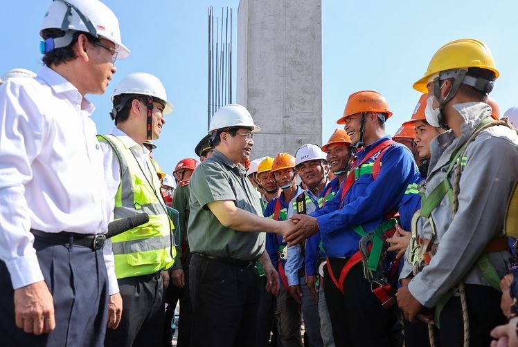 Thủ tướng chỉ đạo chăm lo, hỗ trợ người lao động làm việc trên công trường trong dịp Tết