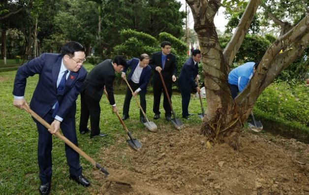 Chủ tịch Quốc hội Vương Đình Huệ dự Lễ khởi động Tháng Thanh niên và Tết trồng cây 2024