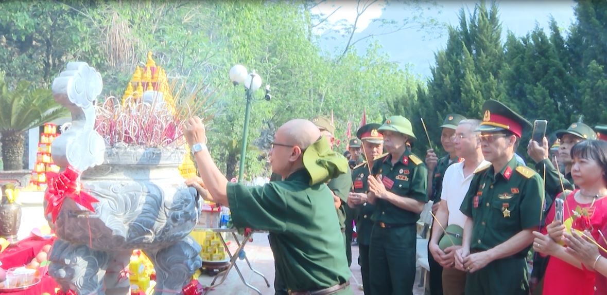 Chương trình thắp nến tri ân, dâng hương tri ân các liệt sĩ