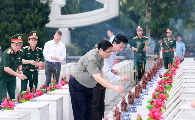 Thủ tướng dâng hương tưởng niệm các Anh hùng Liệt sĩ tại Nghĩa trang Liệt sĩ Vị Xuyên