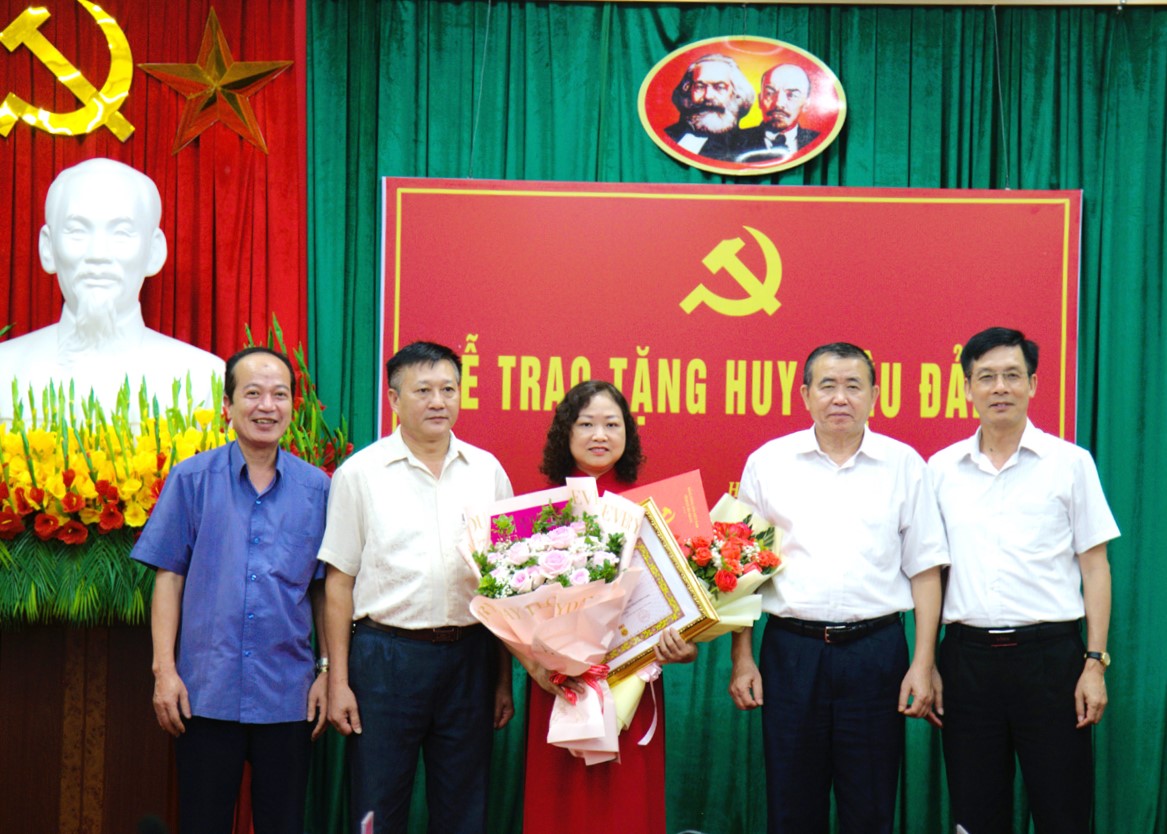Ban Tổ chức Tỉnh ủy trao Huy hiệu 30 năm tuối Đảng