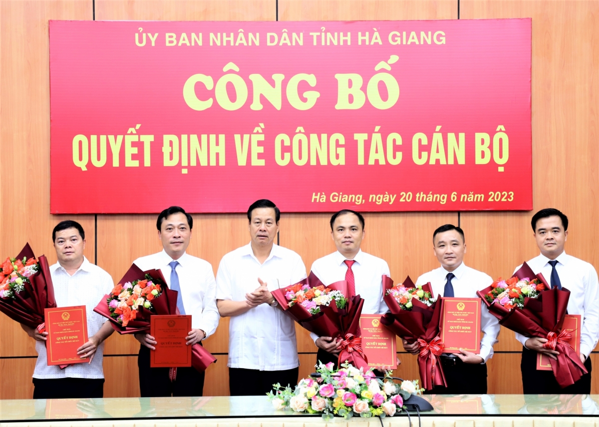 UBND tỉnh công bố Quyết định về công tác cán bộ