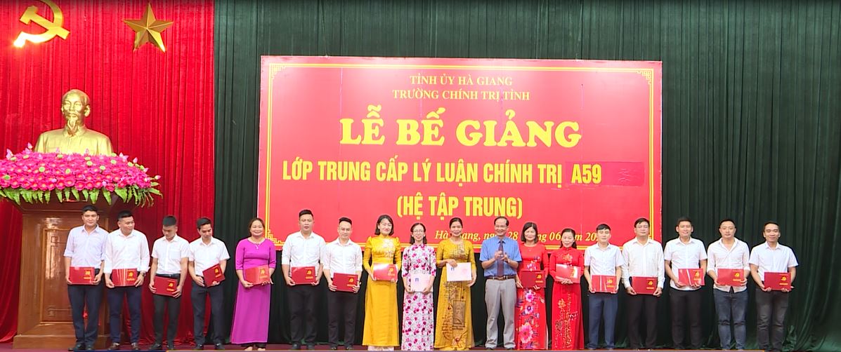 Bế giảng lớp Trung cấp Lý luận chính trị A59 (Hệ tập trung)