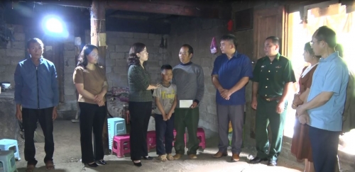 Phó trưởng Đoàn ĐBQH tỉnh Hà Giang Lý Thị Lan thăm, tặng quà tại huyện Đồng Văn