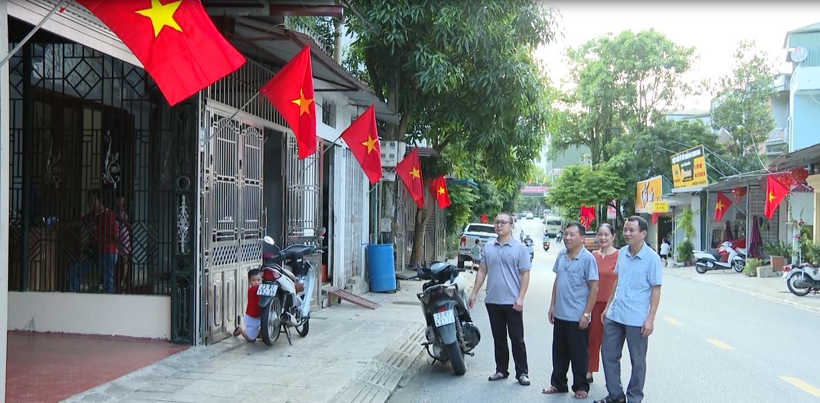 Người dân thành phố Hà Giang gắn cột cờ lên tường