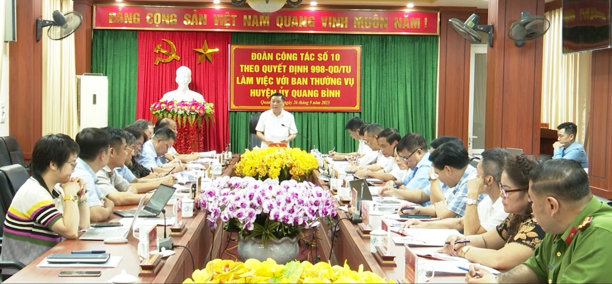 Trưởng Ban Tổ chức Tỉnh uỷ Nguyễn Minh Tiến  làm việc tại huyện Quang Bình