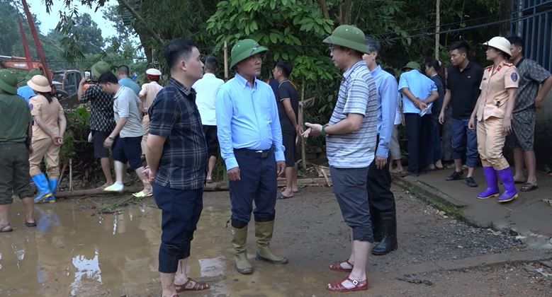 Phó Cục trưởng, Cục quản lý đê điều và phòng chống thiên tai Nguyễn Đức Tiến kiểm tra, chỉ đạo khắc phục thiên tai tại huyện Bắc Quang