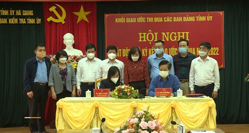 Các ban Đảng tỉnh ủy ký kết giao ước thi đua năm 2022