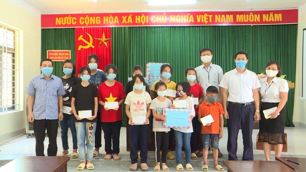 Trưởng ban Tuyên giáo tỉnh ủy Vũ Mạnh Hà tặng quà tại TT Công tác xã hội