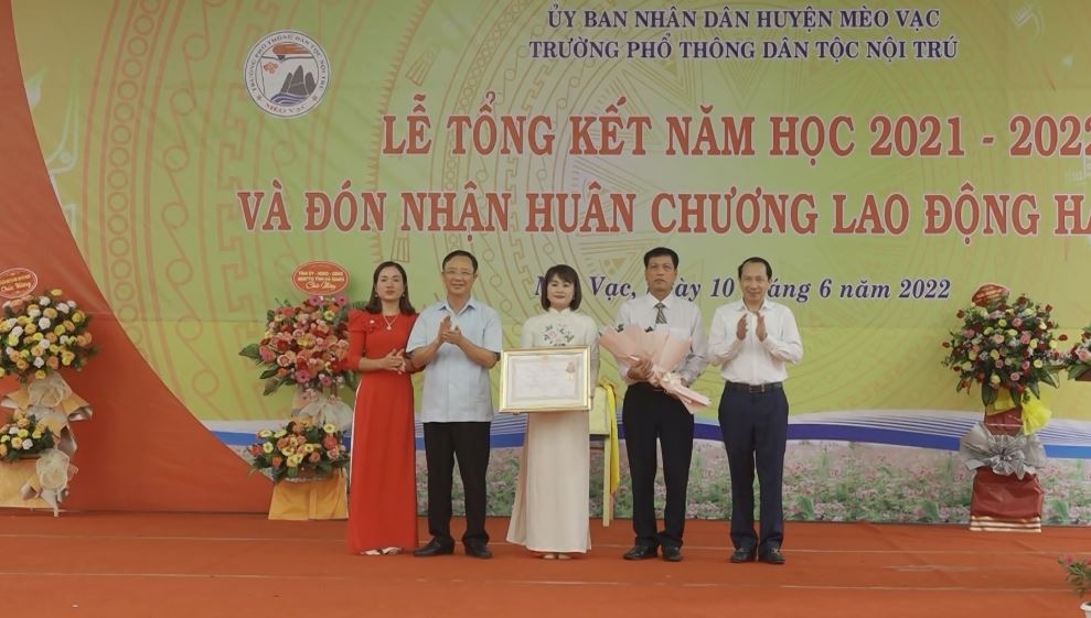 Trường PTDT nội trú huyện Mèo Vạc đón nhận Huân chương lao động hạng Nhì