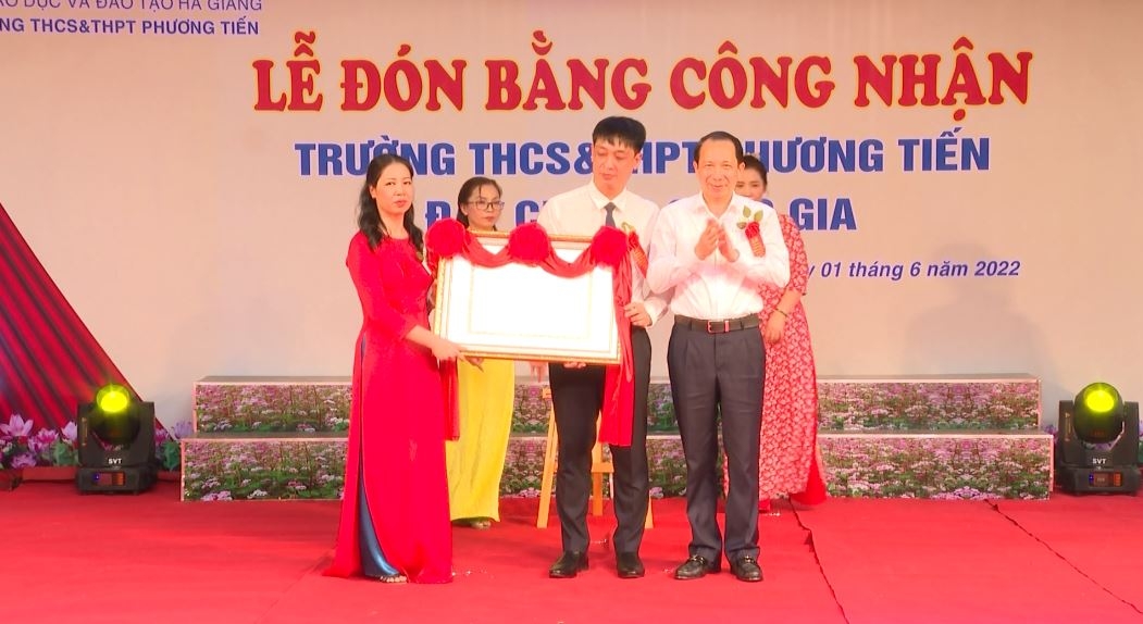 Phó Chủ tịch UBND tỉnh Trần Đức Quý dự lễ đón Bằng công nhận Trường THCS&THPT Phương Tiến đạt chuẩn Quốc gia mức độ 1