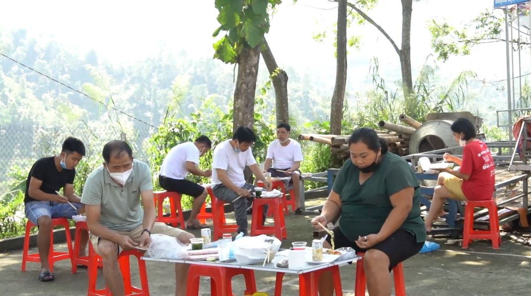 Hoàng Su Phì: Những suất cơm 0 đồng chia sẻ với người dân đang thực hiện cách ly y tế