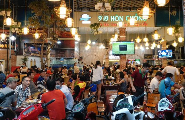 Từ hôm nay (9/3), TP Hồ Chí Minh cho mở cửa nhiều dịch vụ, tiếp tục cấm vũ trường, karaoke