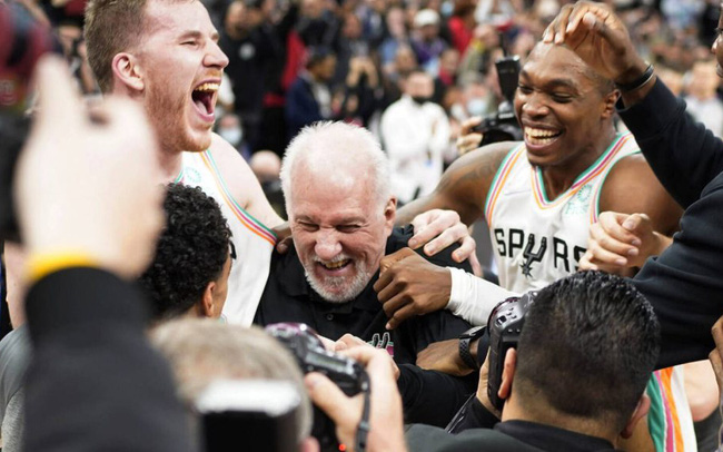 Gregg Popovich trở thành HLV có nhiều chiến thắng nhất NBA