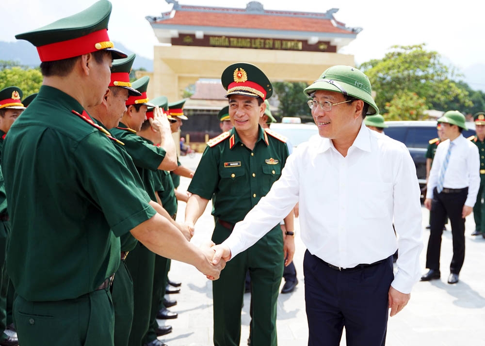 Phó Thủ tướng Thường trực Chính phủ Phạm Bình Minh dâng hương các liệt sỹ tại Vị Xuyên và thăm, tặng quà một số gia đình chính sách trên địa bàn T.p Hà Giang